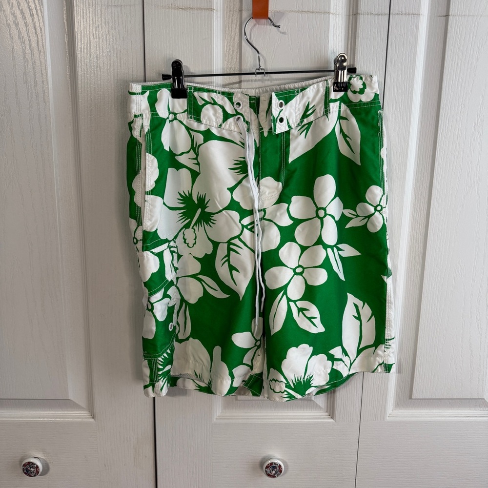 Old Navy green white floral cargo trunks size small